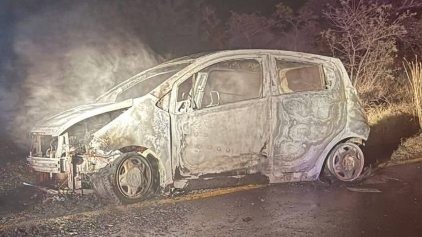 Encuentran auto calcinado y hombre herido en Tula de Allende