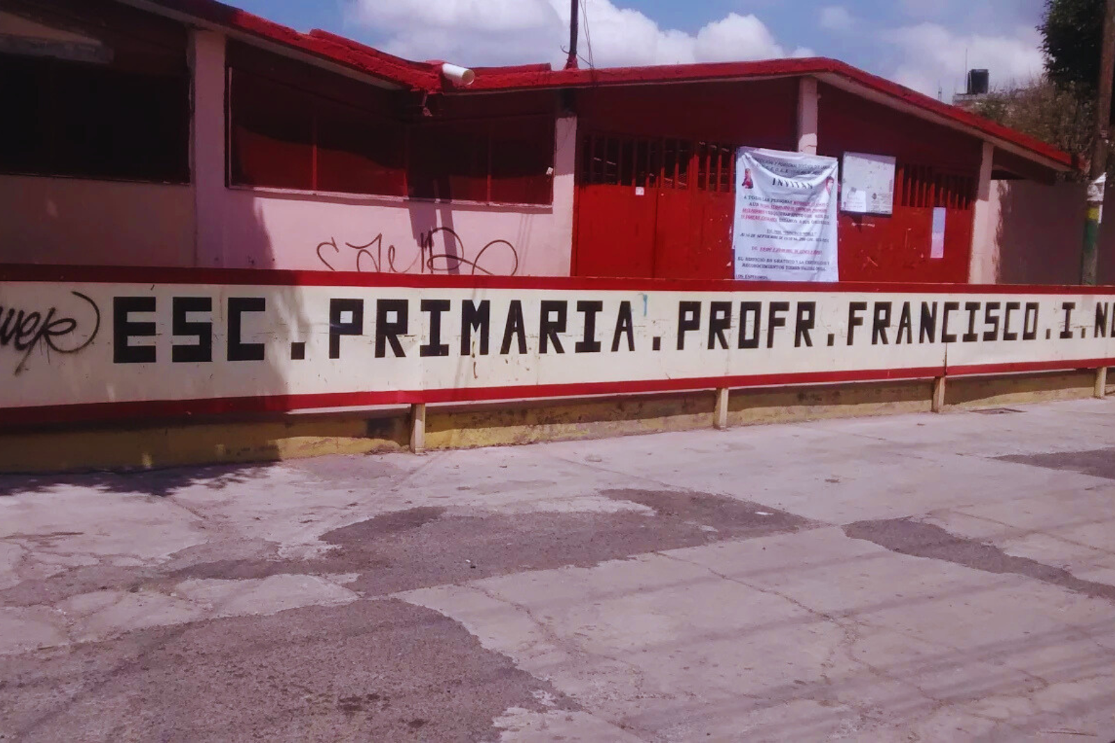 Padres paran clases en primaria de Pachuca y exigen respuestas inmediatas