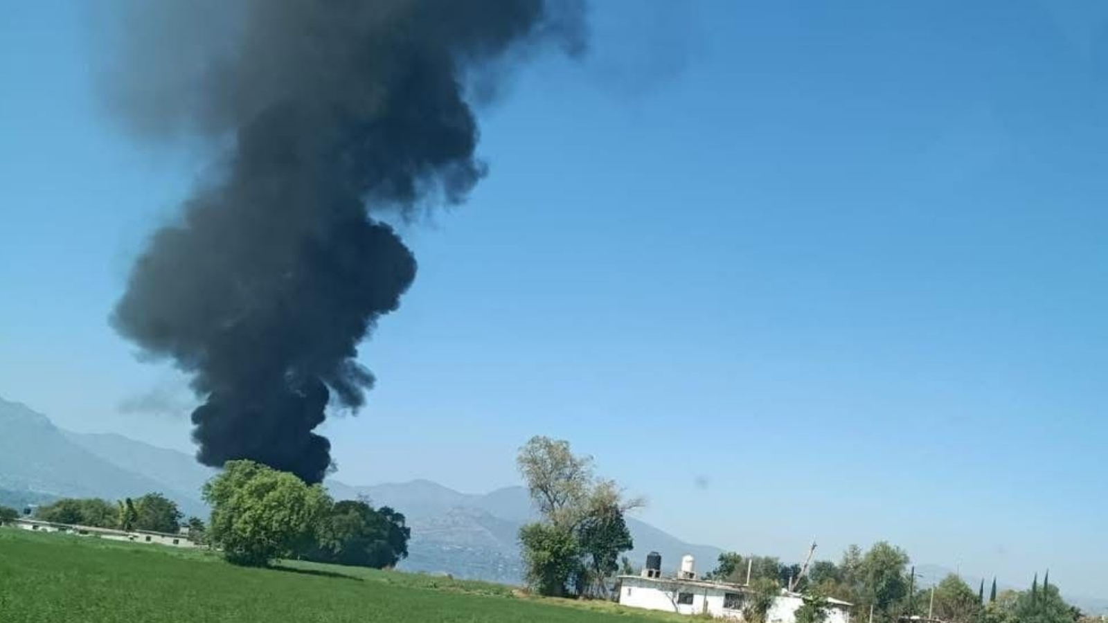 Explosión causa incendio y deja vivienda calcinada en Tepetitlán