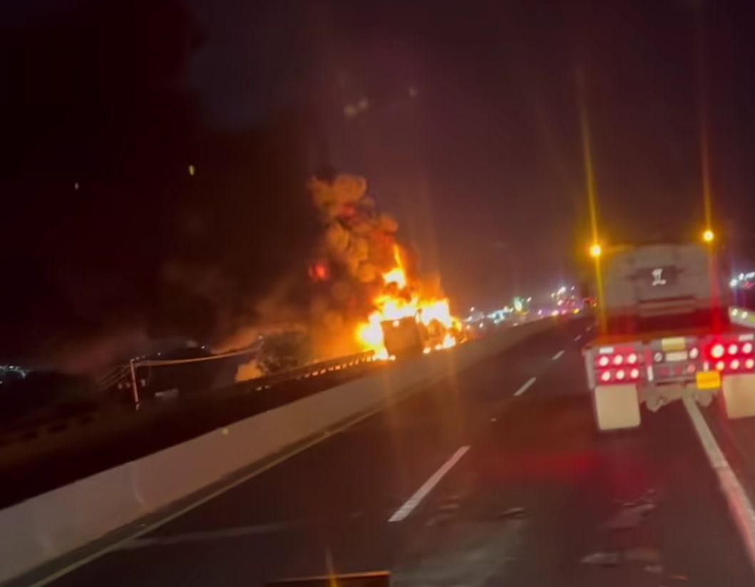 Explosión de tractocamión causa cierre en el Arco Norte