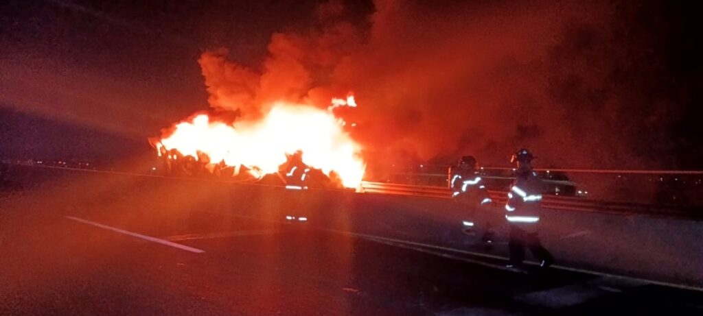 Bomberos atienden explosión de tractocamión en el Arco Norte