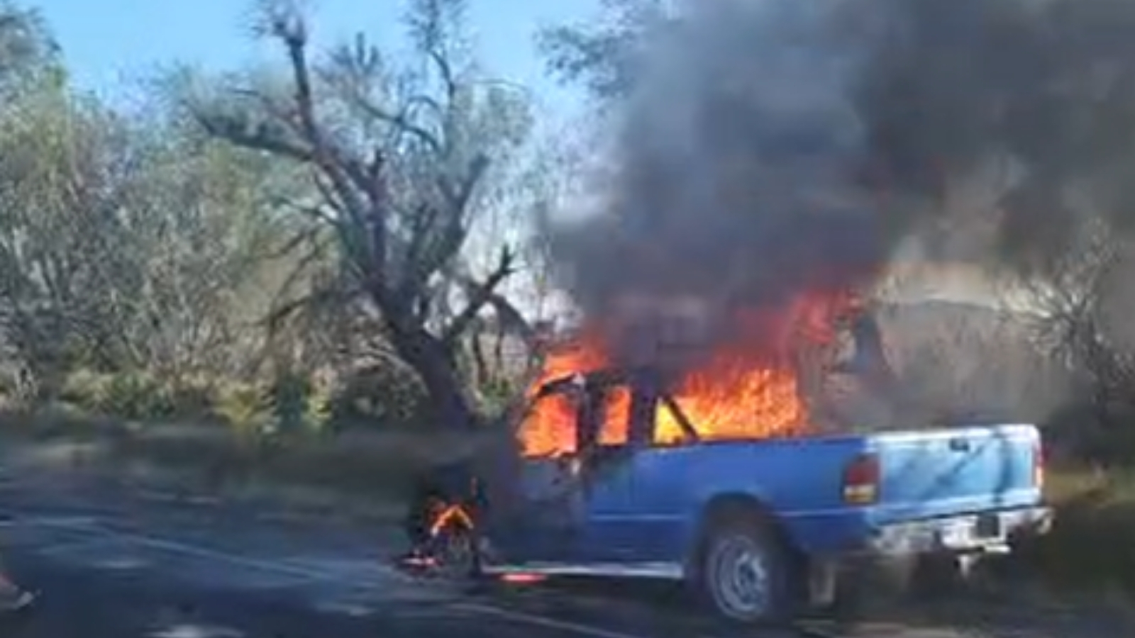 Fuego consume camioneta en San Salvador