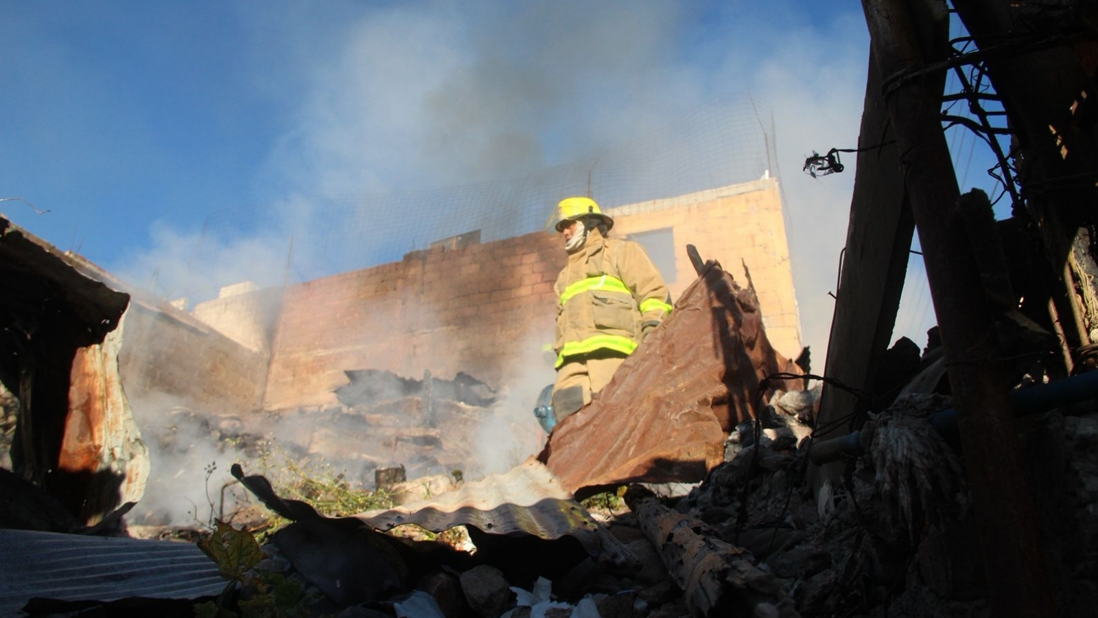 Fuerte incendio consume vivienda en Pachuca
