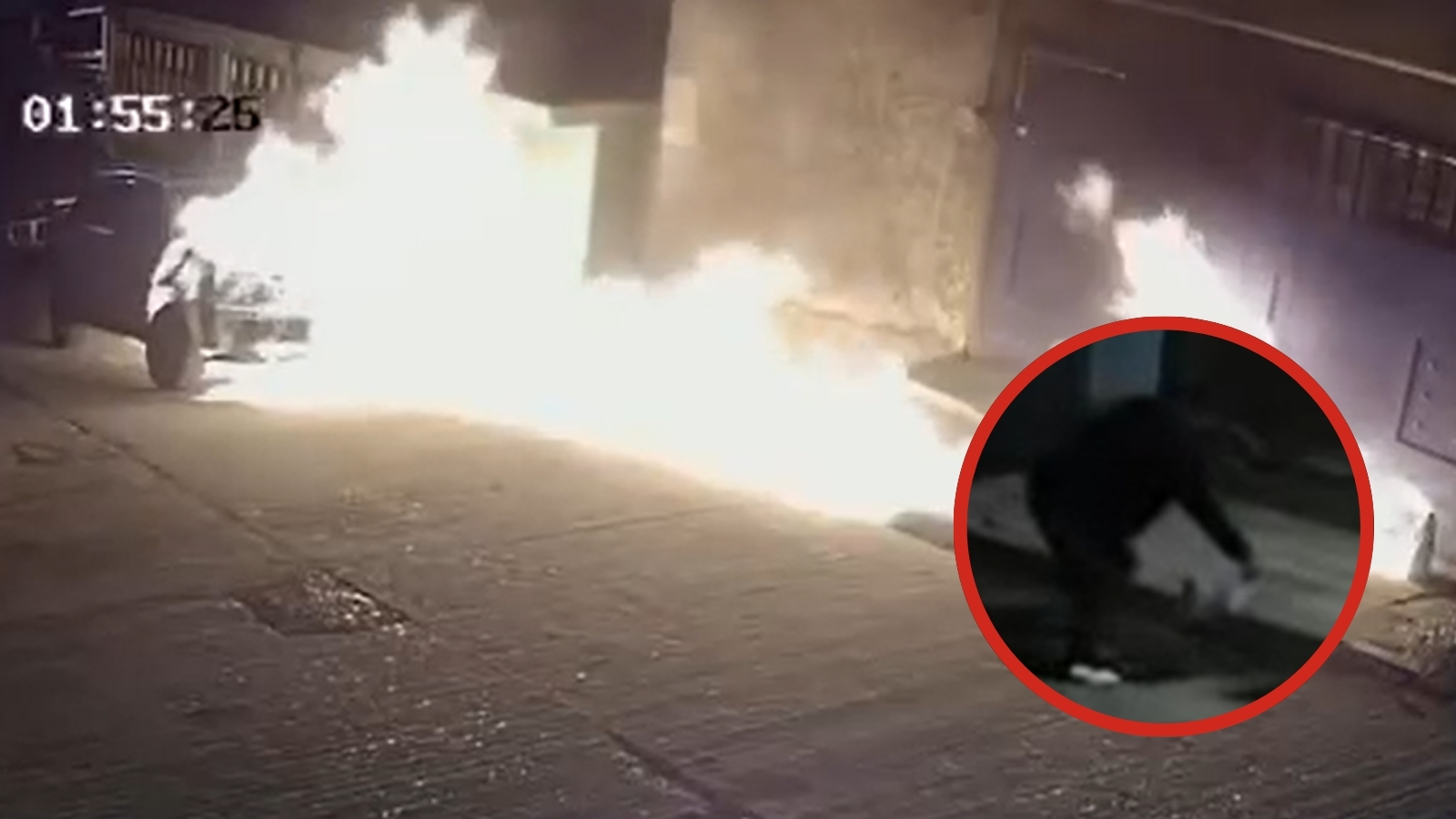 Hombre quema auto en Ixmiquilpan