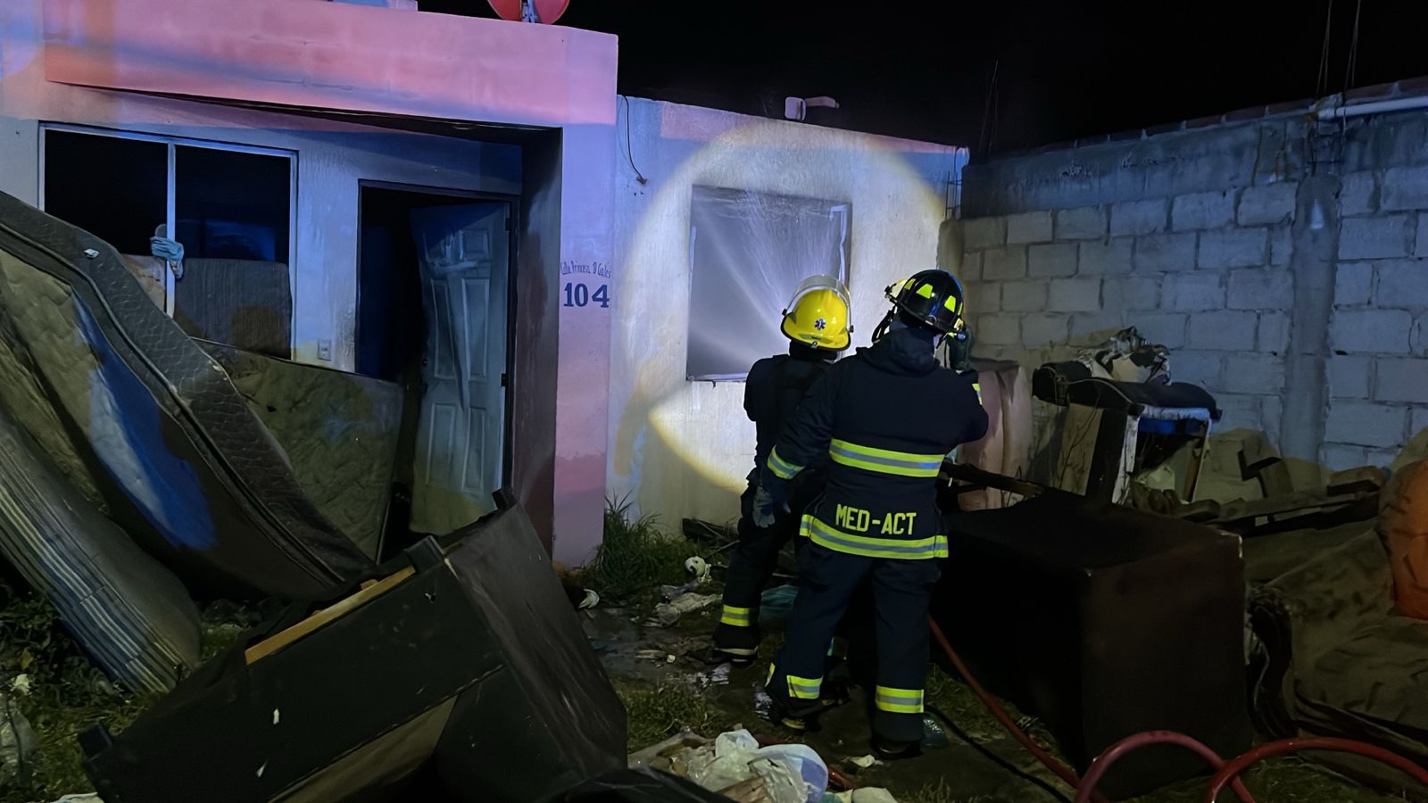 Mineral de la Reforma: incendio en vivienda por presunta acumulación de basura deja dos heridos
