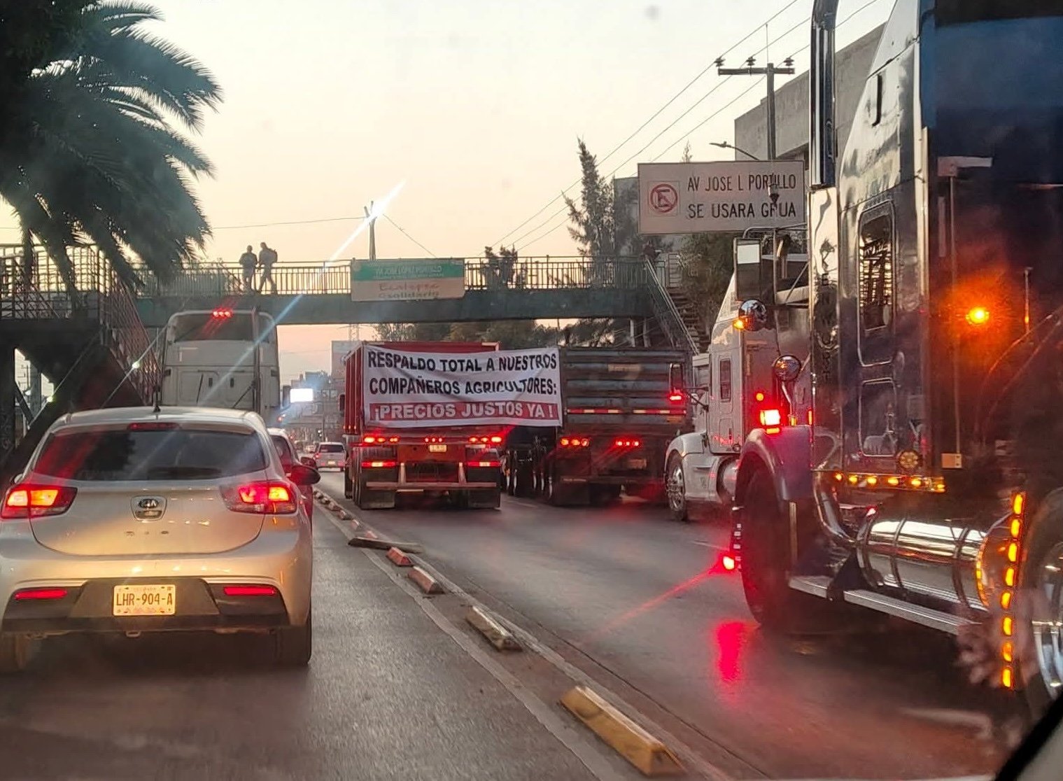 Bloqueos en estas carreteras afectan traslados