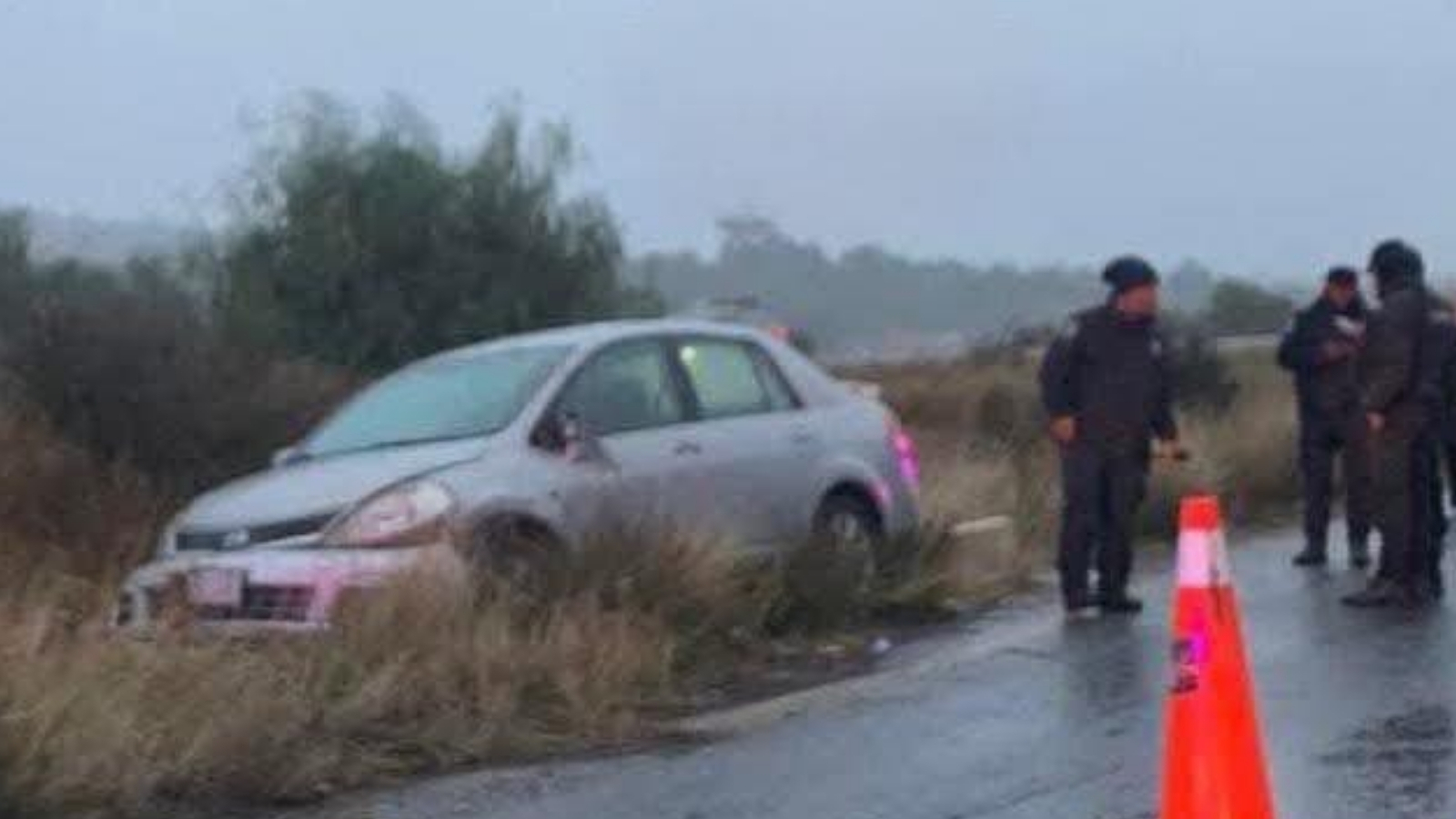 Pavimento mojado provoca accidente en San Agustín Tlaxiaca