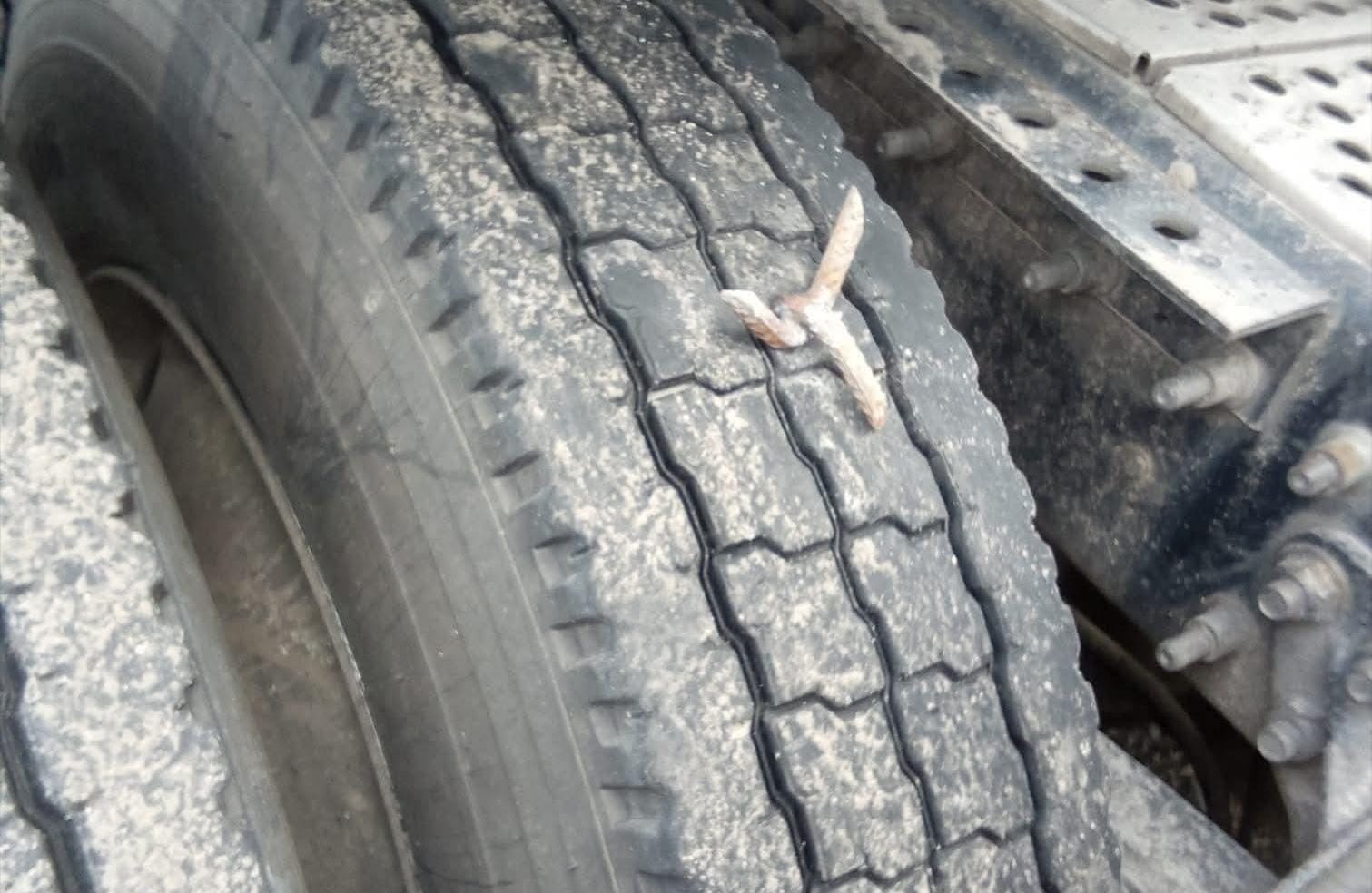 Reportan presencia de “poncha llantas” en carreteras de Huichapan