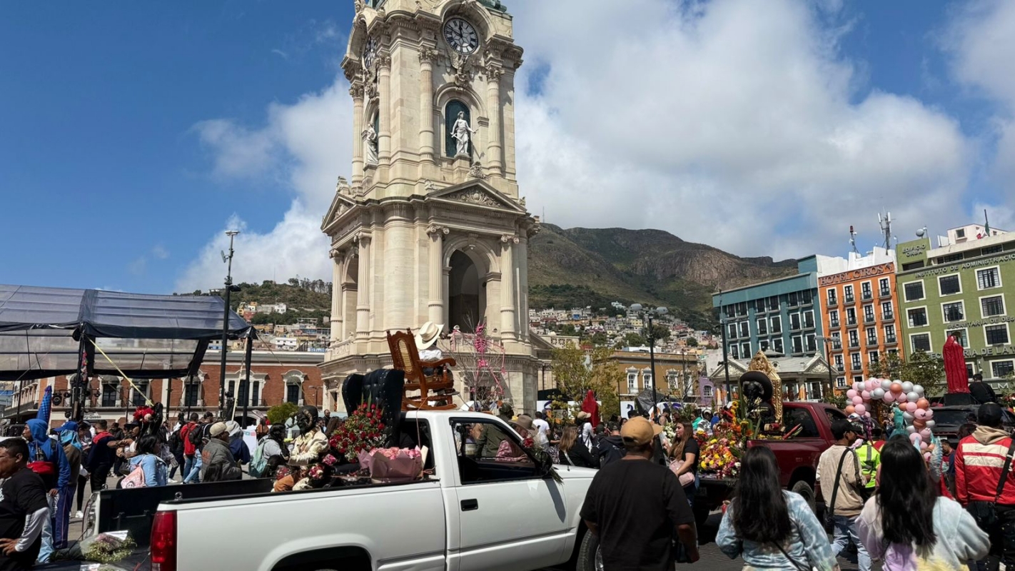 Cientos de creyentes conmemoran el Día de la Santa Muerte en Pachuca
