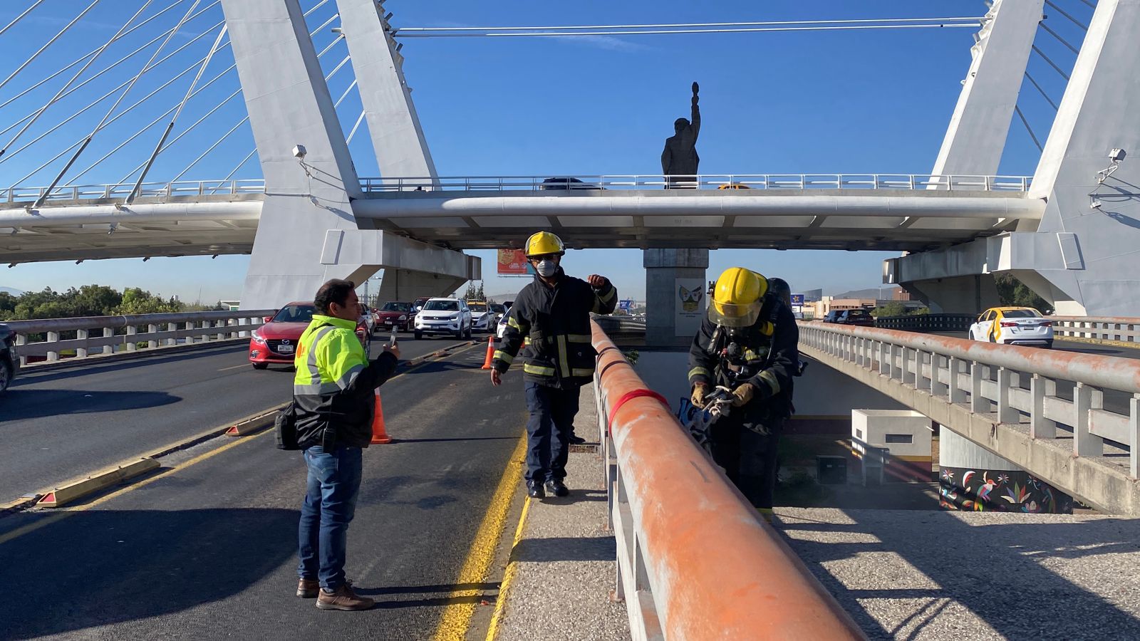 Sofocan incendio debajo del Puente Atirantado en Pachuca