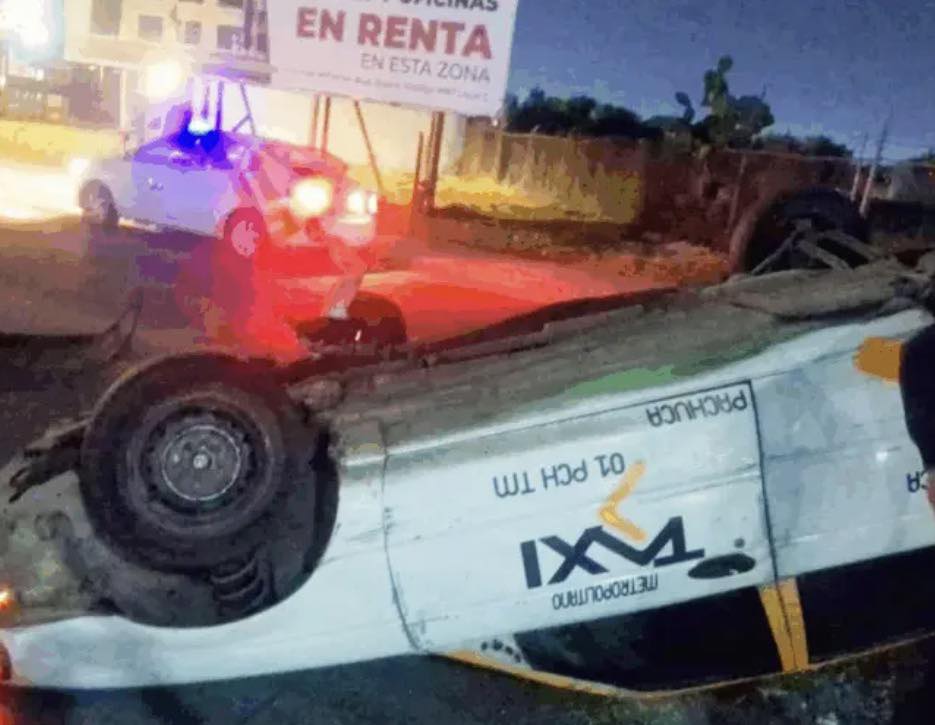 Taxi metropolitano pierde el control y termina volcado en Pachuca