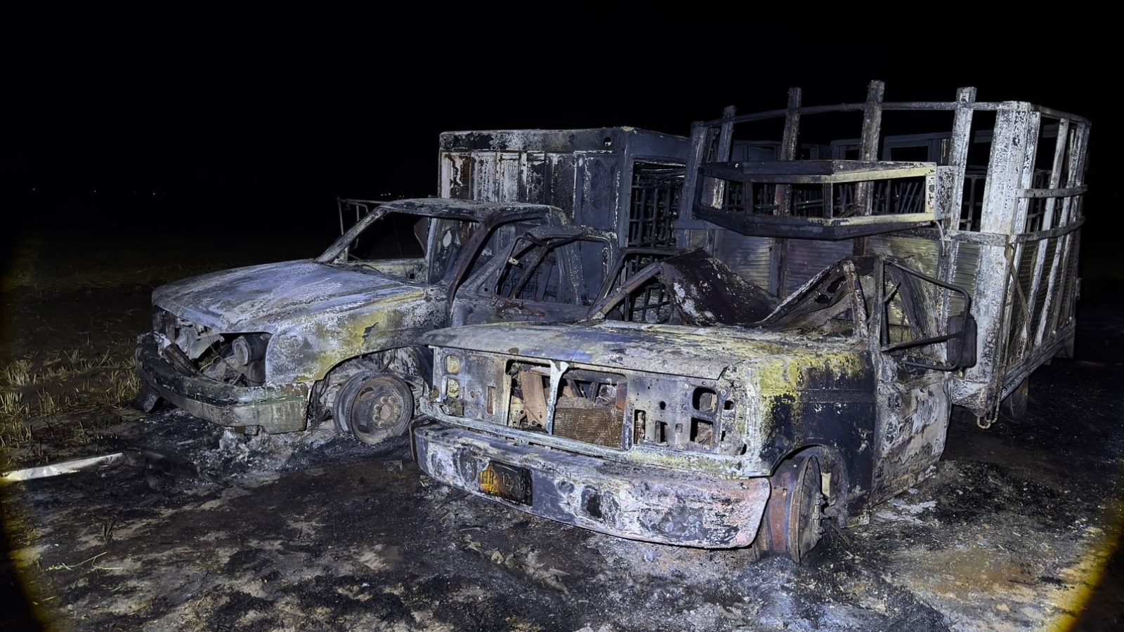 Tres camionetas explotan y arden en Tula de Allende