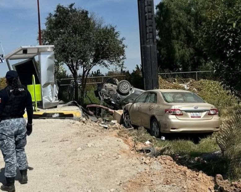 Choque entre dos autos deja lesionados en la autopista México-Pachuca