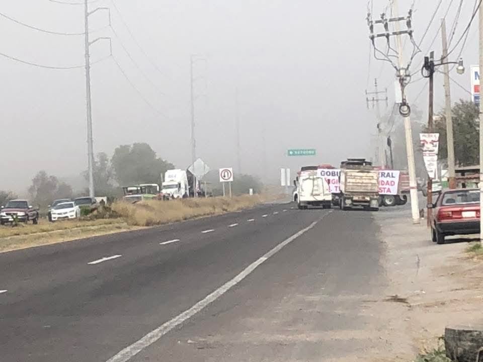 Bloqueo TOTAL en la carretera Actopan-Ixmiquilpan