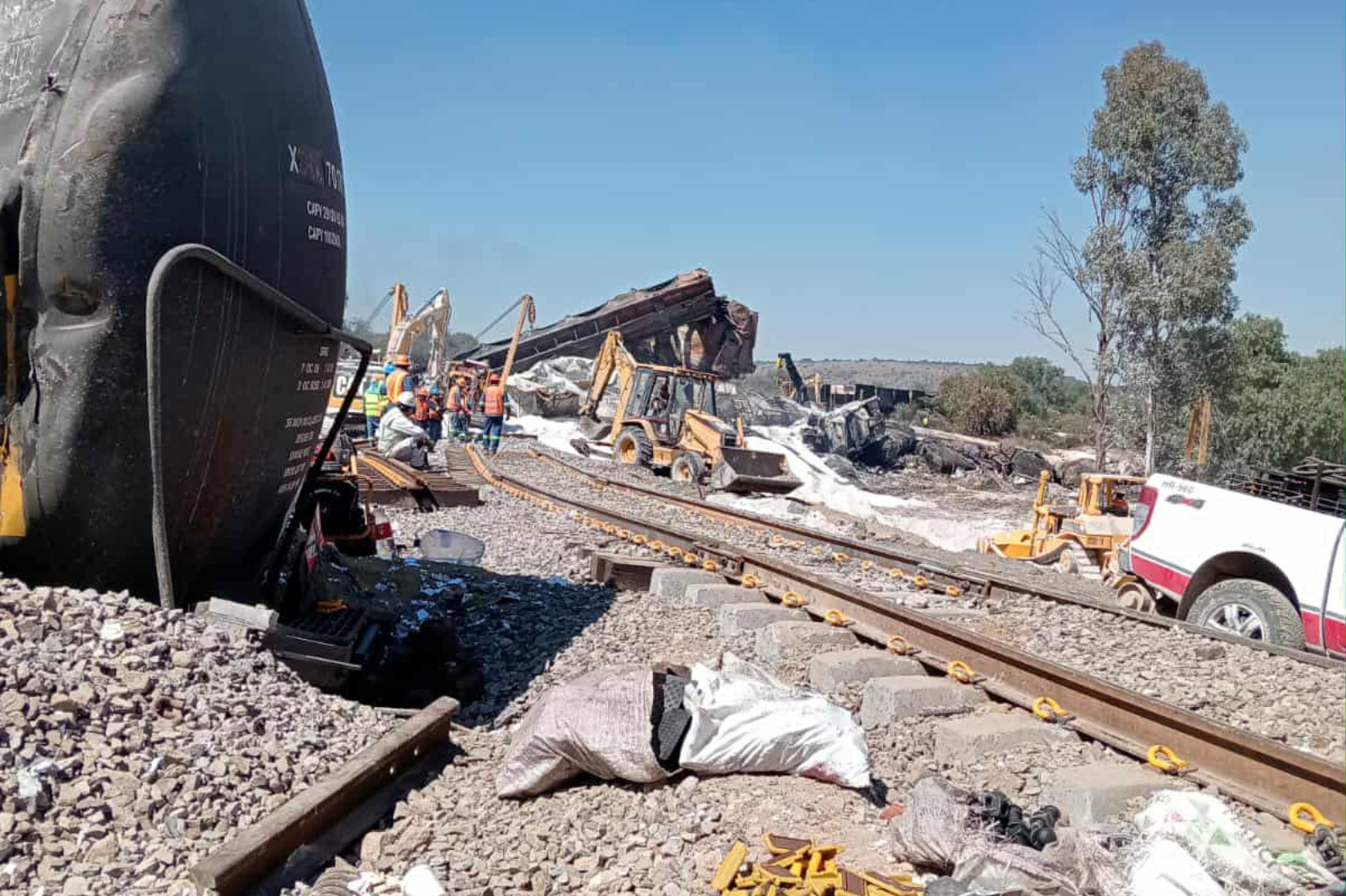 El retiro de vagones y carga en Tepetitlán sigue en marcha; autoridades estiman que las labores se extenderán por varios días más.