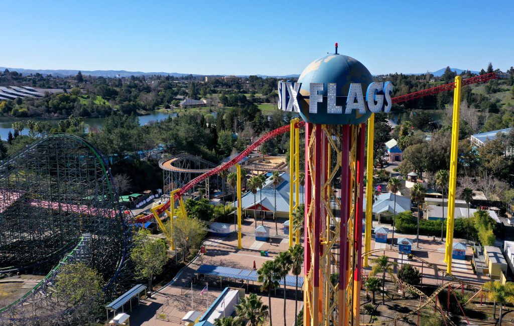Crisis en Six Flags: anuncian cierre de parques tras millonarias pérdidas