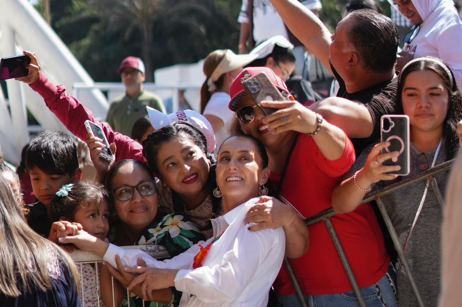Claudia Sheinbaum entrega escrituras y descuentos de vivienda en Nayarit