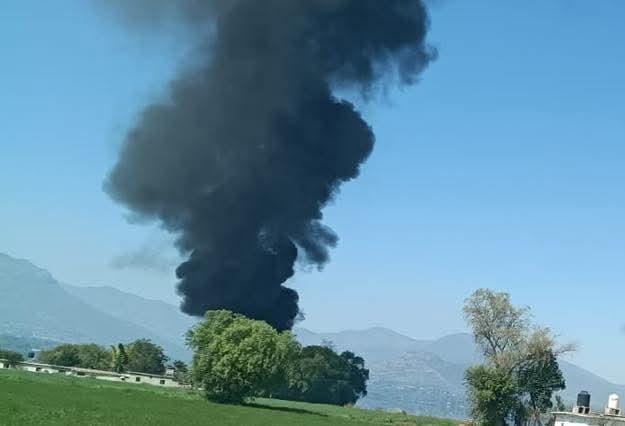 Explosión en Tepetitlán: descubren contenedores de presunto huachicol en vivienda; bomberos controlan el incendio.