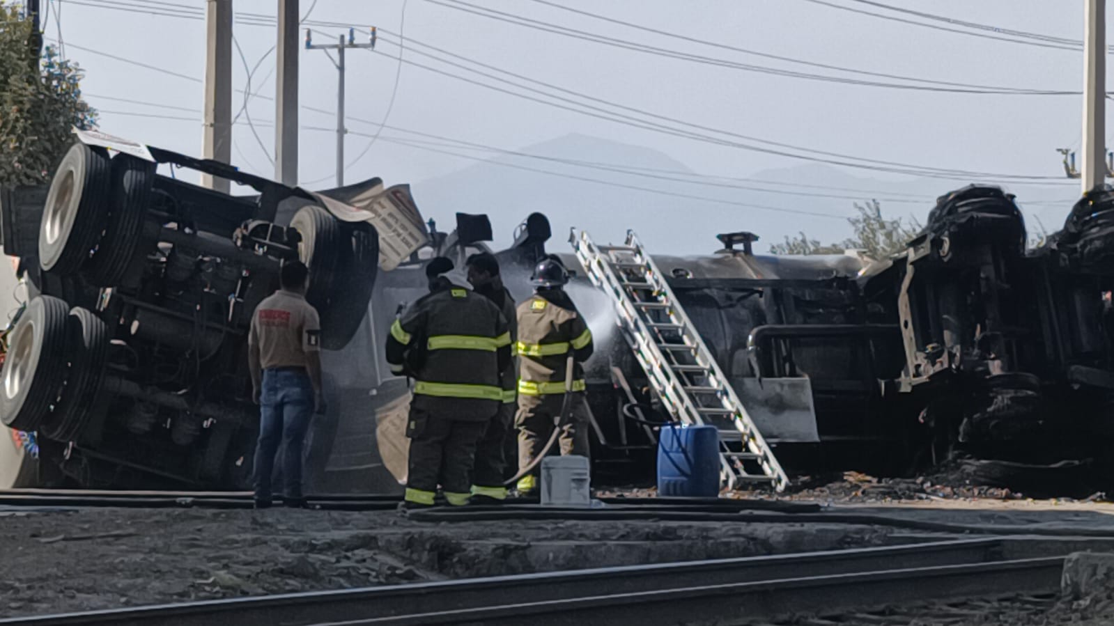 Tula: sofocan incendio de pipa de hidrocarburo que chocó con tren