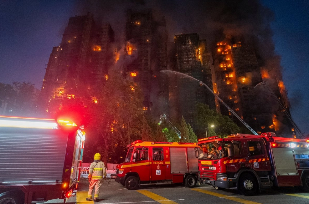 Al menos 13 muertos en incendio en edificios residenciales de Hong Kong