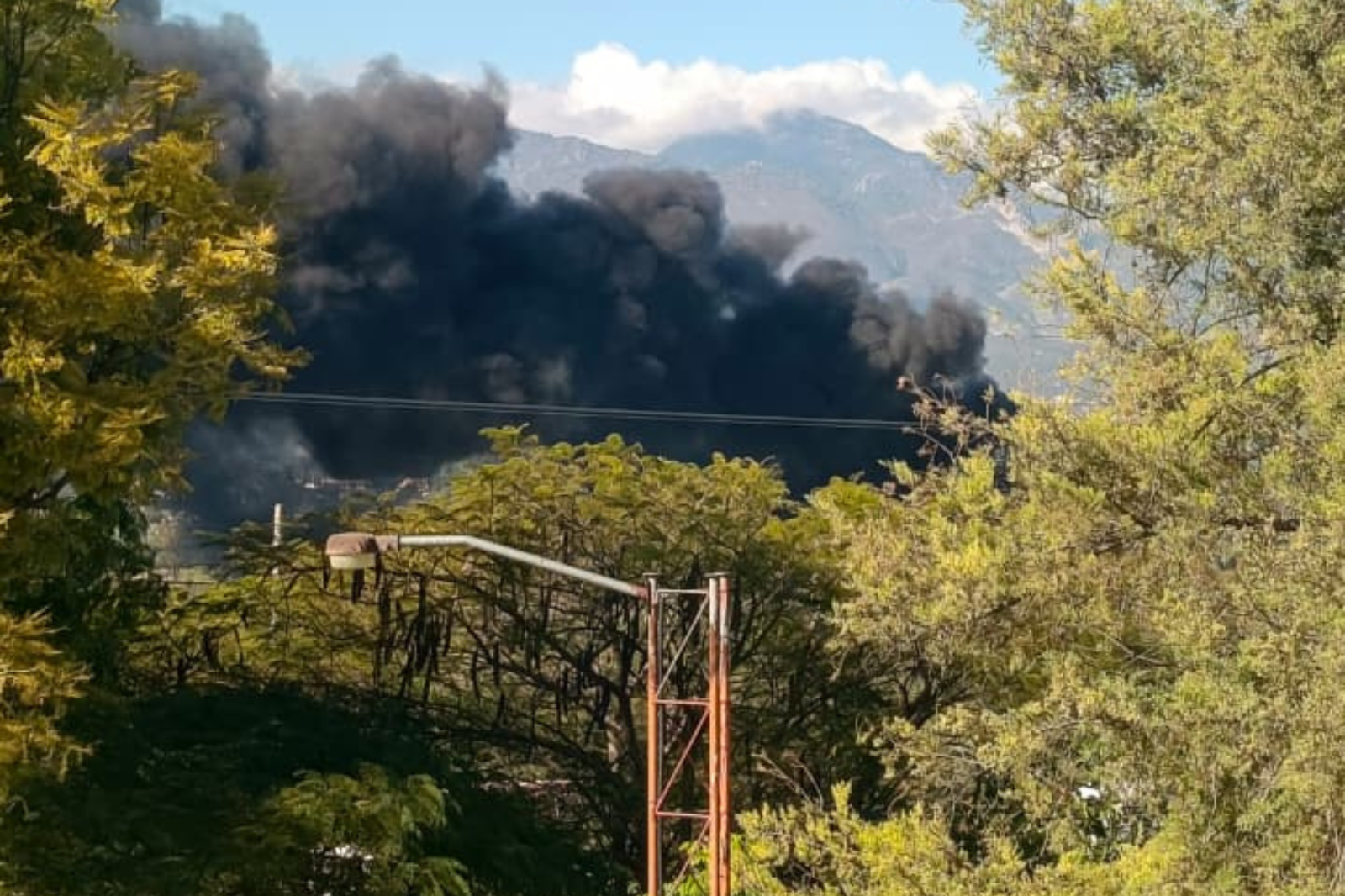 Fuerte incendio se registra en Ixmiquilpan; trabajan para controlarlo