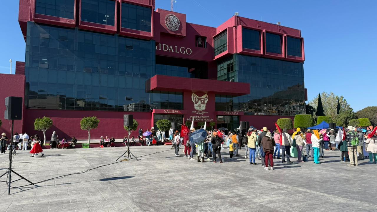 Representantes de 50 municipios acuden a pedir reconstrucción, obras y una audiencia con el gobernador.