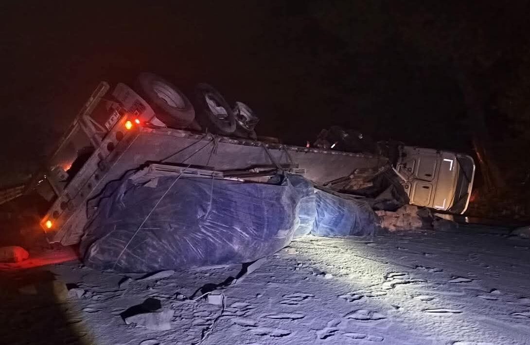 Cierre total en la México–Tuxpan tras volcadura de vehículo de carga