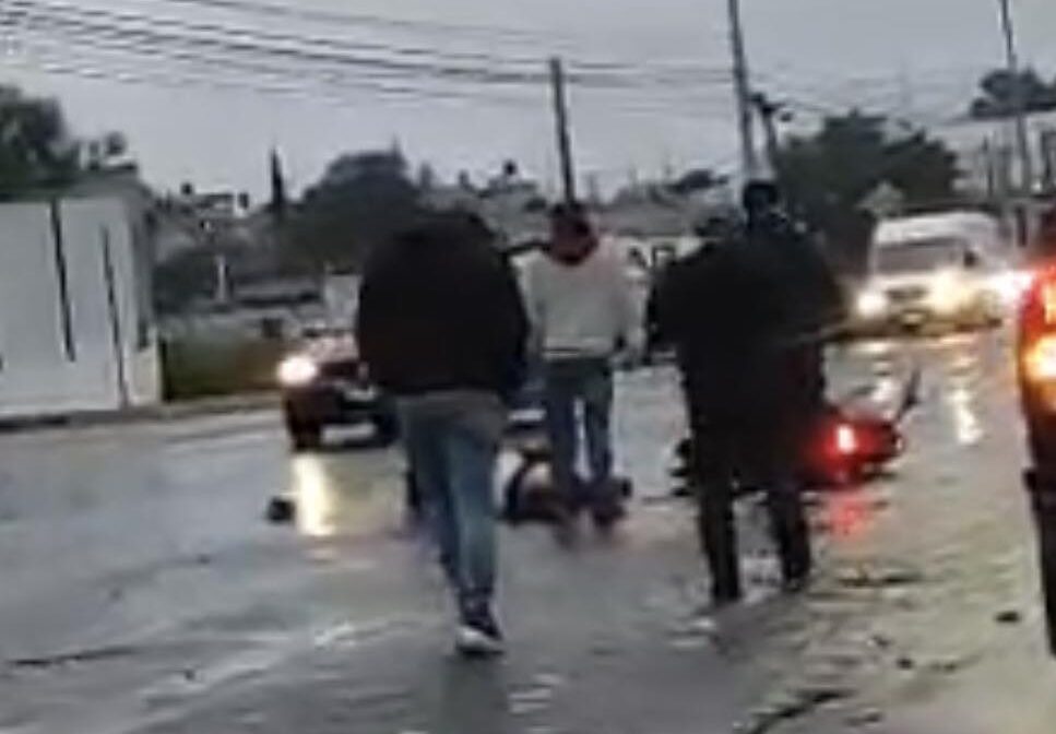 Tráiler arrolla a motociclista en Ixmiquilpan: responsable intenta huir