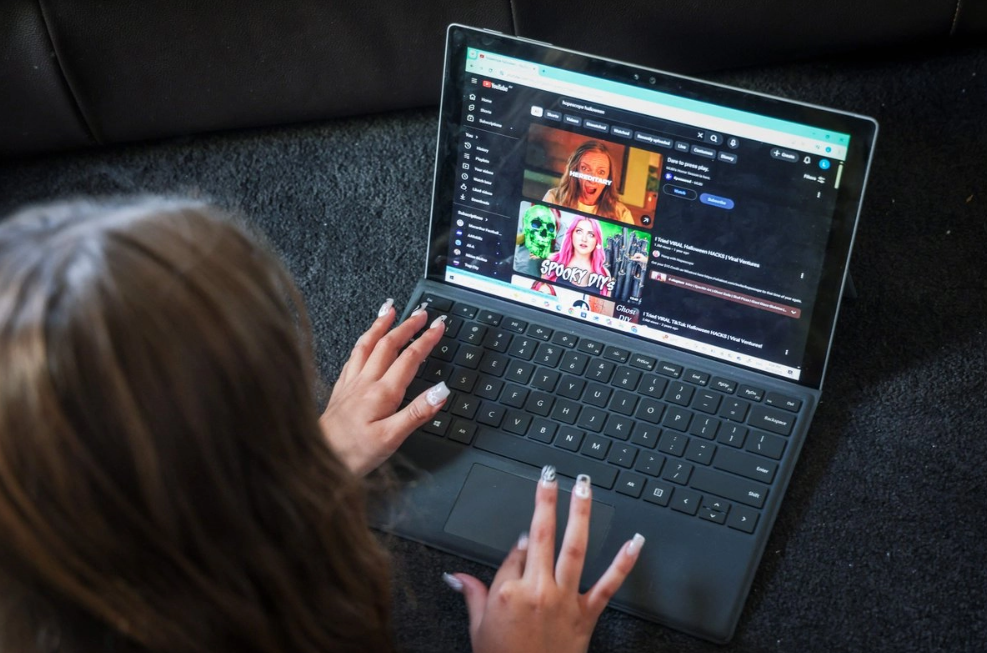 ¿Adicto al ‘scrolling’? Nada de qué preocuparse, es costumbre a redes sociales: estudio