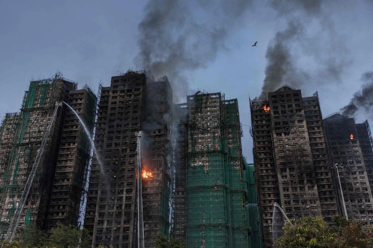 Suben a 75 los muertos por incendio en complejo de departamentos en Hong Kong