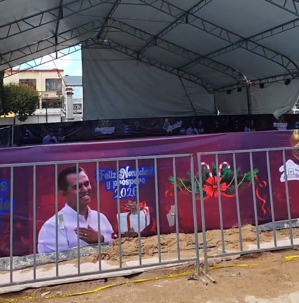 Alcalde de Cuautepec manda personalizar pista de hielo con su imagen