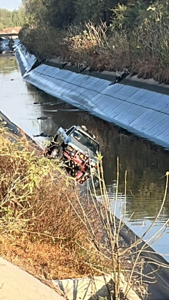 Camioneta termina en canal de San Miguel Vindhó en Tula