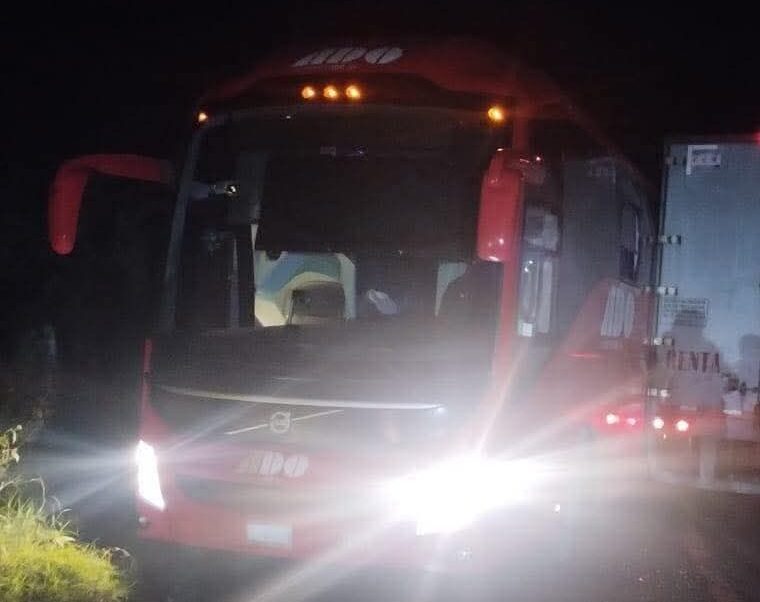 Choque entre autopus y trailer en la México-Tampico