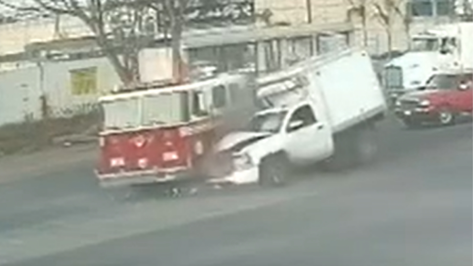 Retornó y lo chocaron: así fue el accidente entre particular y bomberos en Tulancingo