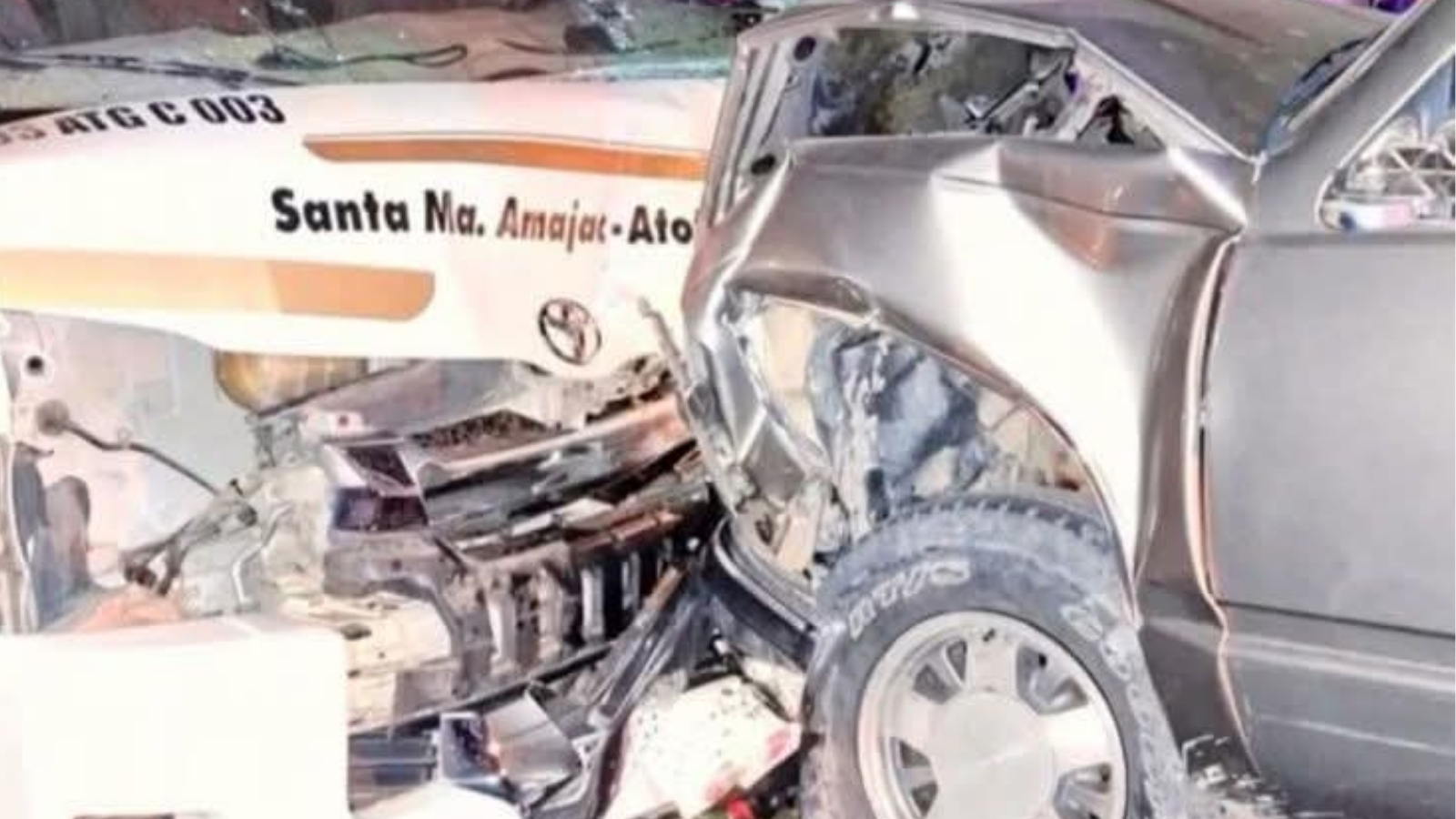 Choque entre colectiva y camioneta en Atotonilco El Grande