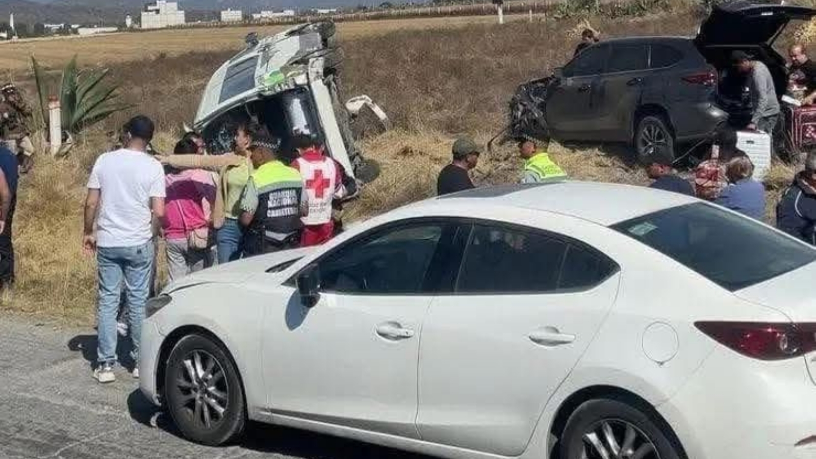Accidente entre Urvan de transporte público y camioneta