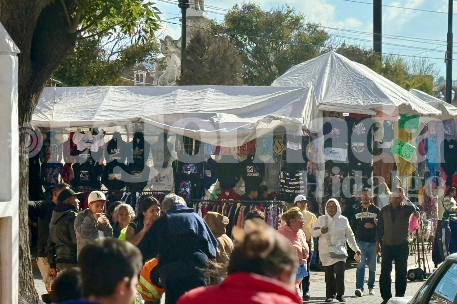Personas comprando ropa en el Centro de Pachuca.