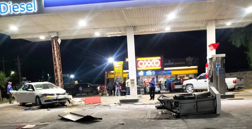Gasolinera tras choque contra bomba de diésel en Zimapán.
