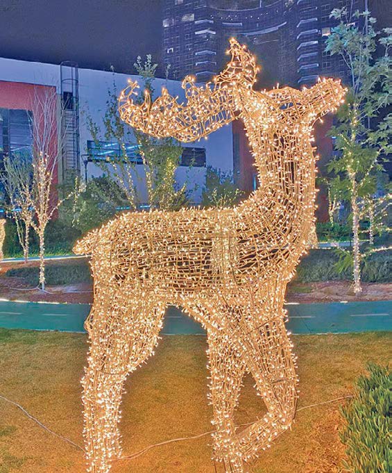 Reno iluminado en la Villa Navideña