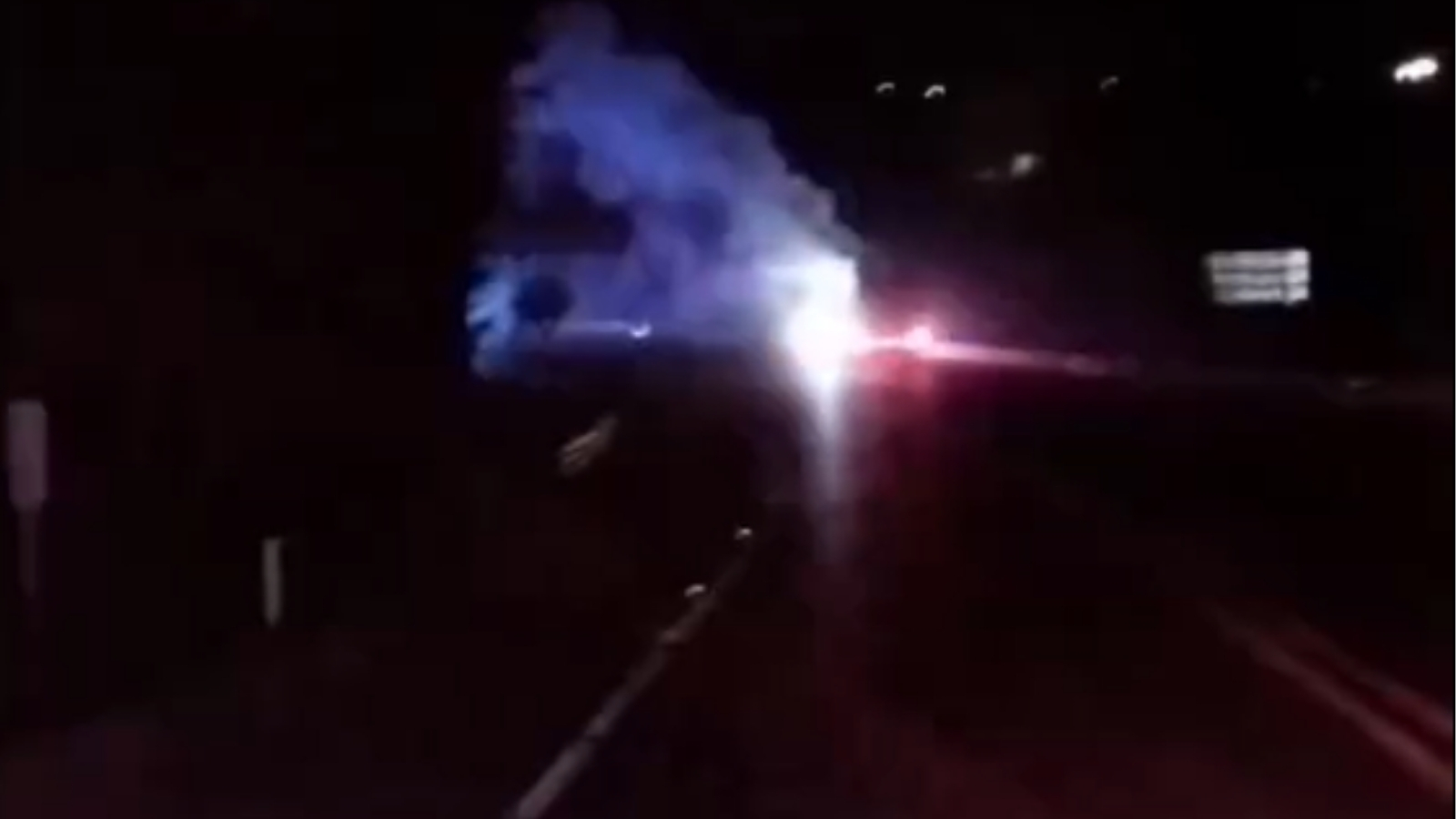 Evacúan familias por fuga de gas tras volcadura en autopista México-Tuxpan