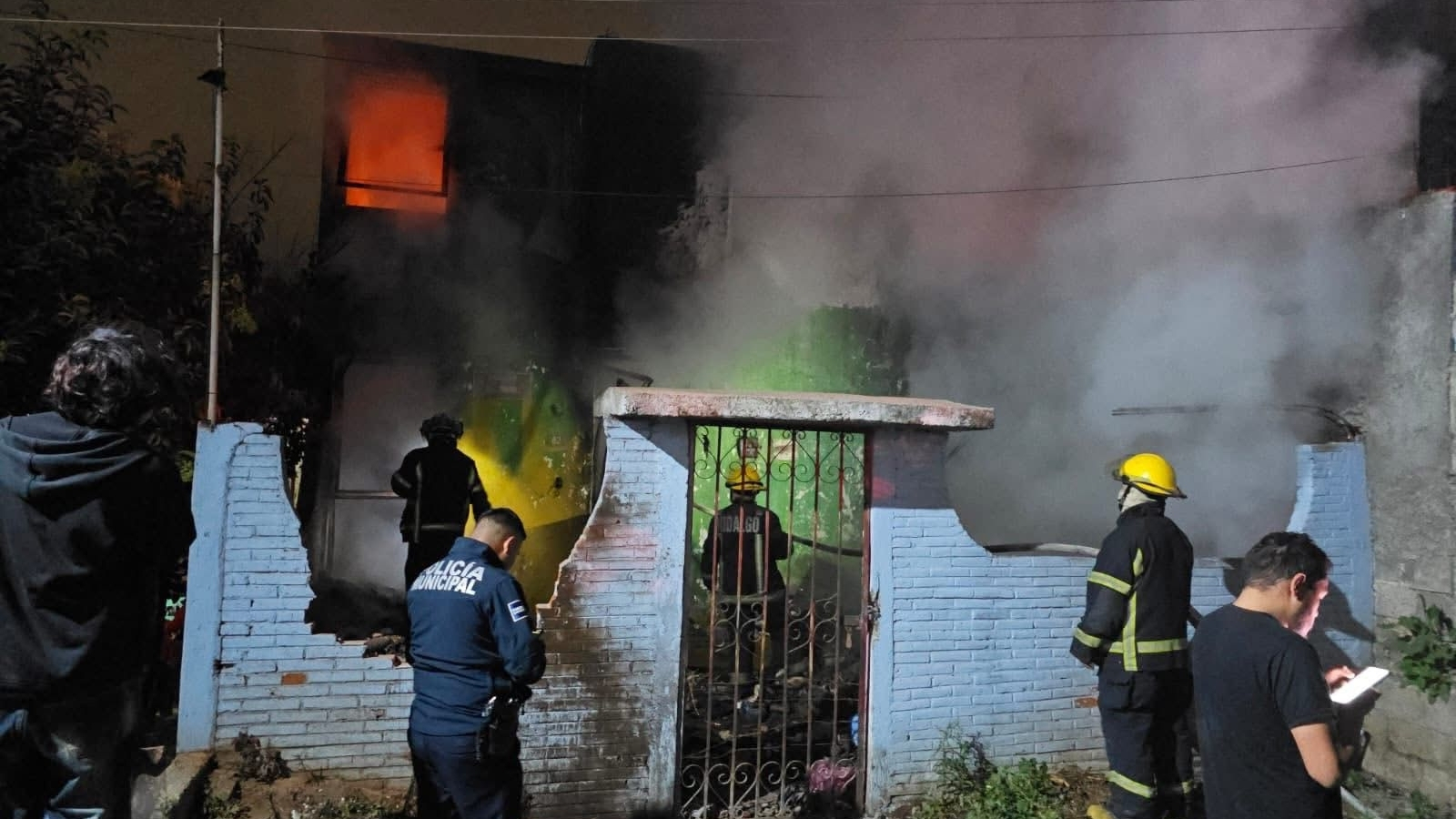 Bomberos combaten incendio en vivienda deshabitada de Mineral de la Reforma.
