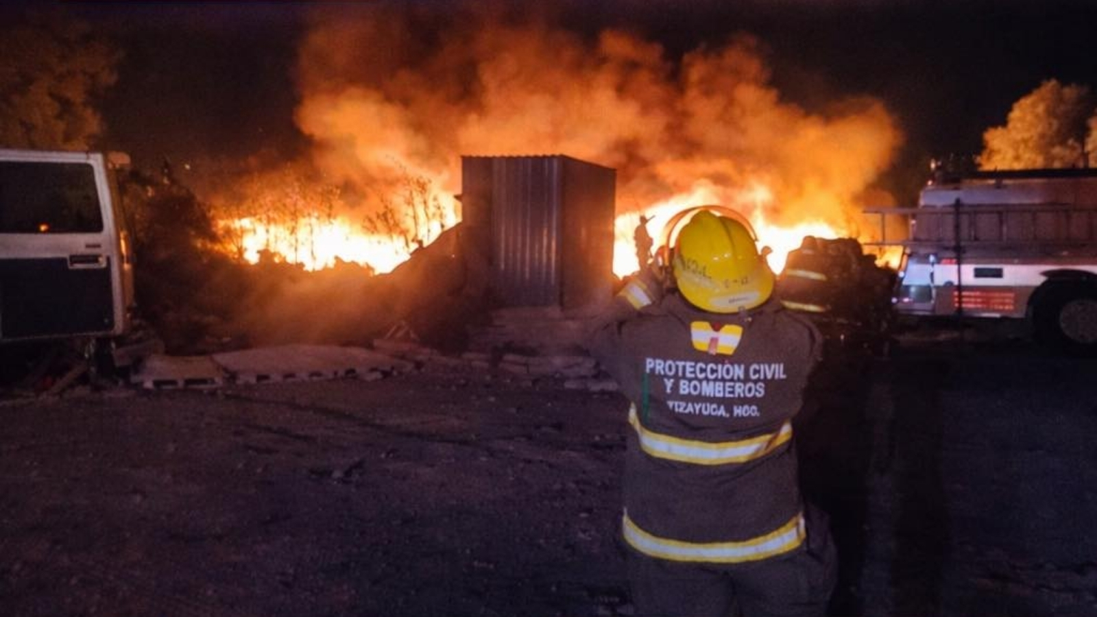 Incendio en parqueadero de autobuses con llantas ardiendo en Tizayuca.