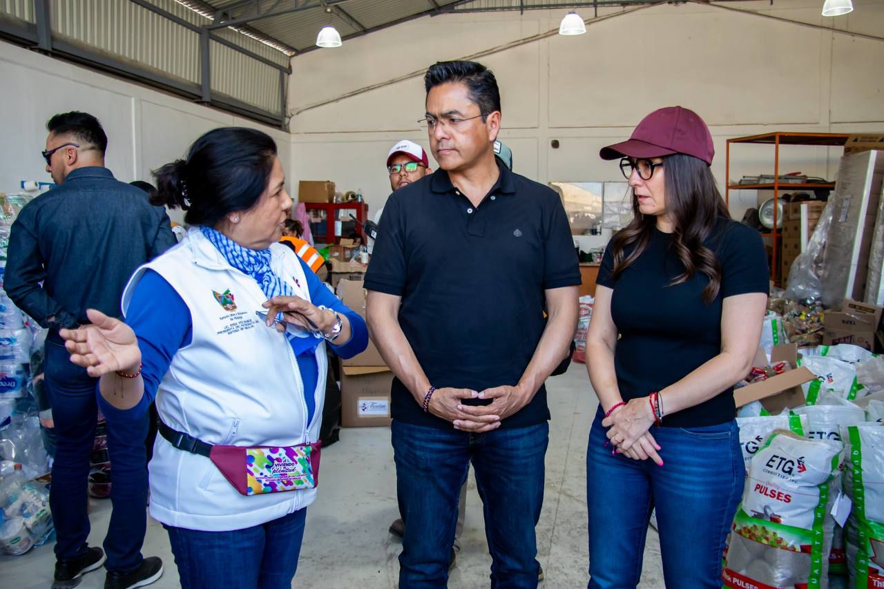 El alcalde Eduardo Medécigo Rubio y el DIF municipal entregaron víveres en el aeropuerto de Pachuca como apoyo a familias afectadas por fenómenos meteorológicos.