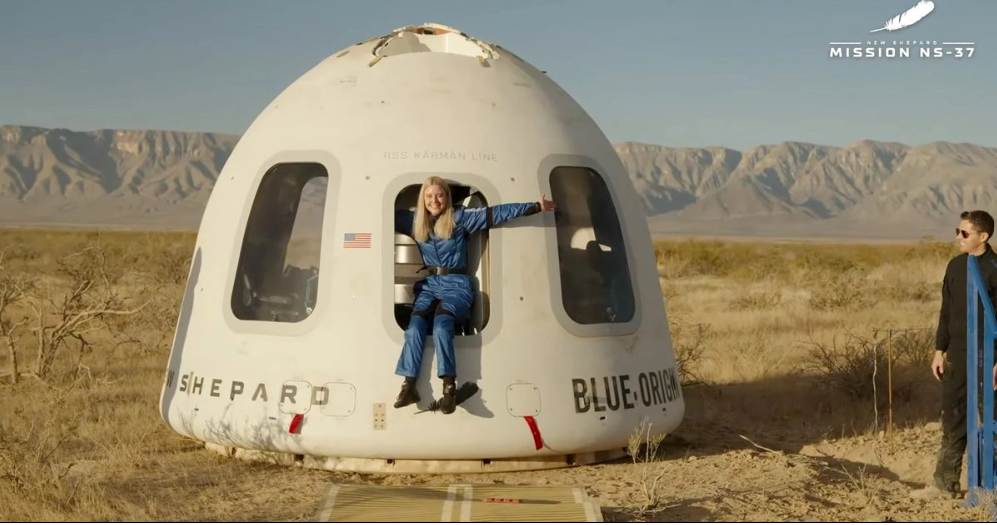 Ingeniera se convierte en la primera persona en silla de ruedas que va al espacio