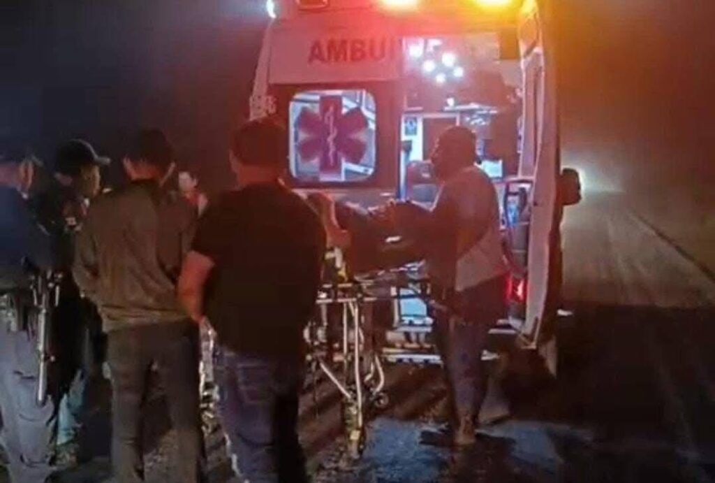 Cuerpos de emergencia atienden a los lesionados por la volcadura de un autobús en Pánuco, Veracruz