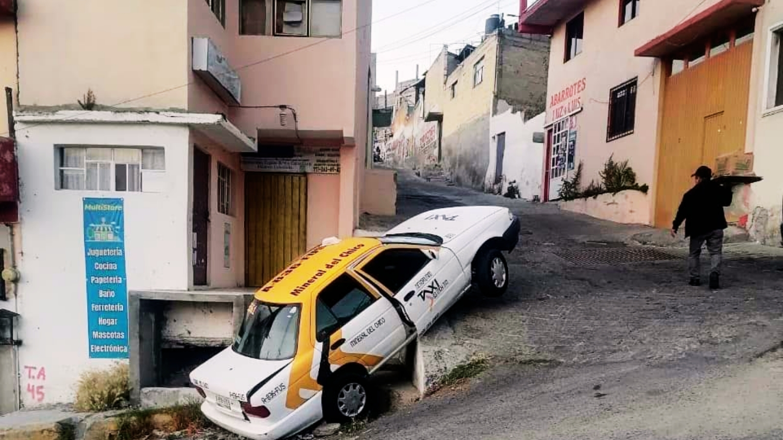 Taxi atorado en pendiente del Centro de Pachuca.