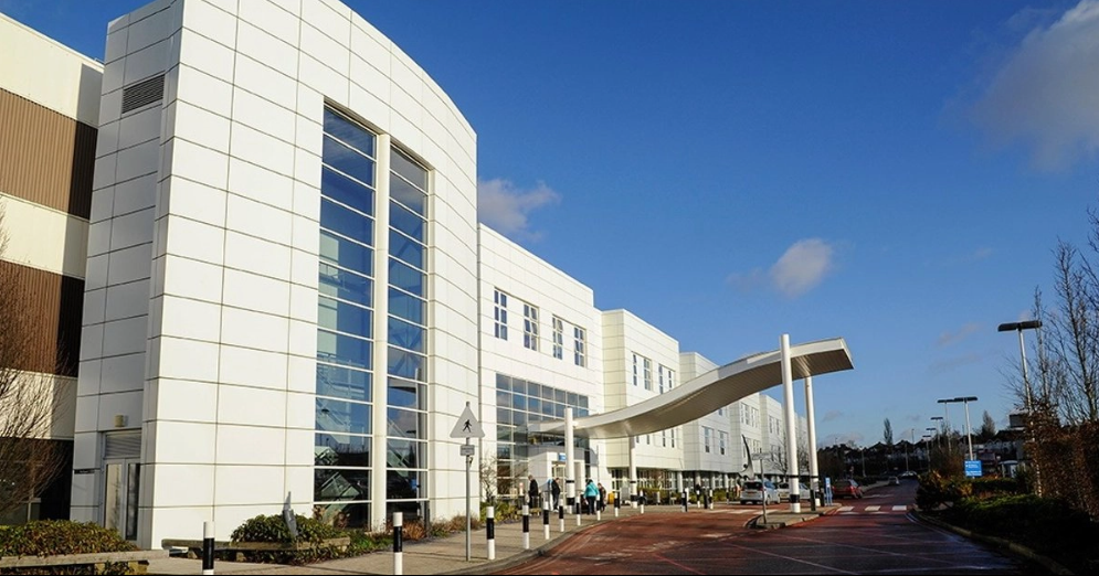 Médico británico es acusado de agresión sexual contra 38 de sus pacientes