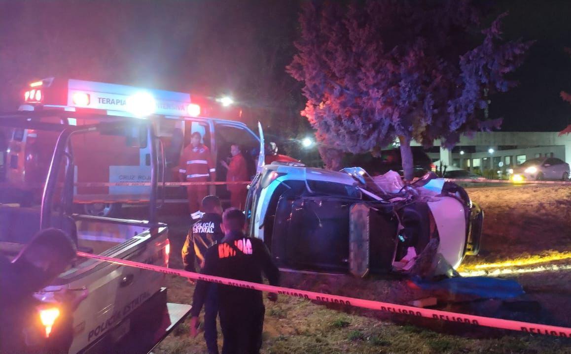Auto volcado en el Felipe Ángeles con presencia de cuerpos de emergencia.