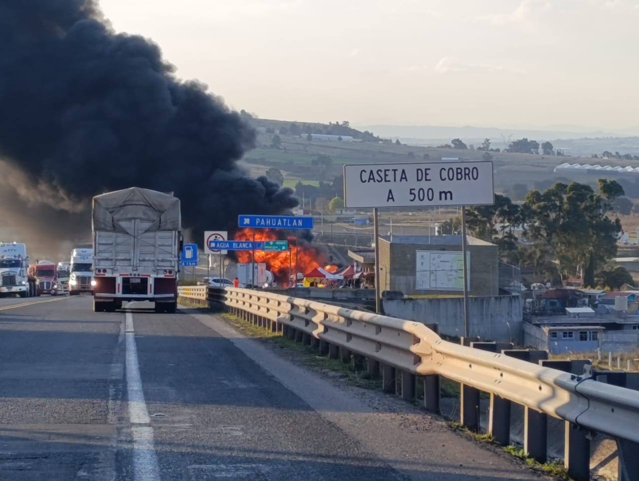 Pipa que transportaba gasolina se incendió en la México-Tuxpan
