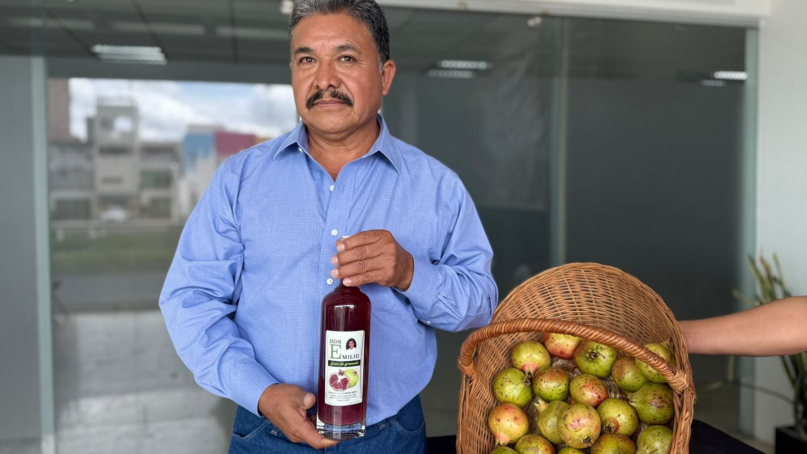 Ricardo Martínez, productor de licor artesanal